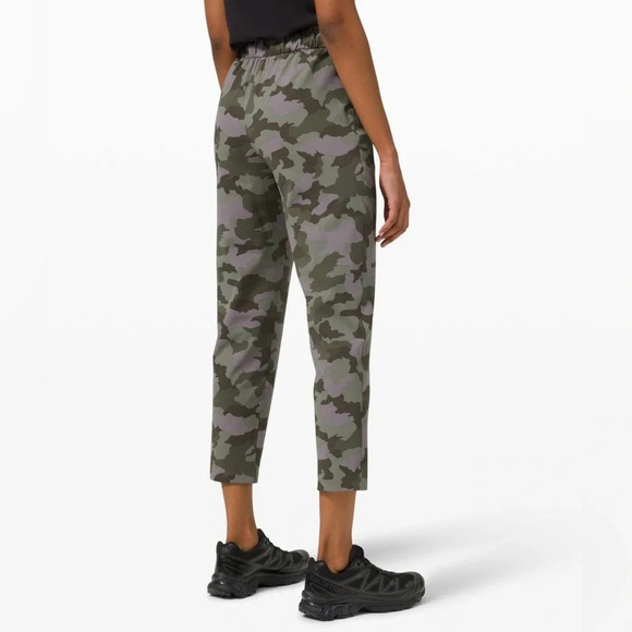 Lululemon sz 4 Keep Moving Pants camo dusky lavender great pre owned condition - Picture 2 of 7